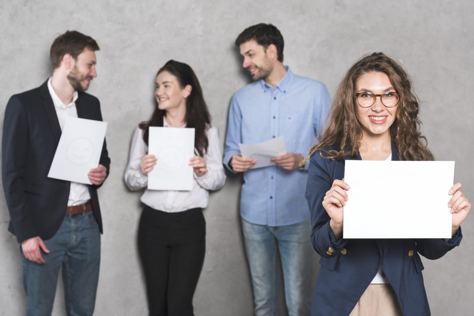 Especialista en análisis financiero revisando datos presupuestarios